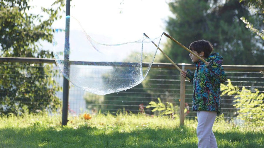 aniamzione-bambini-bolle-sapone-giganti-006.jpg